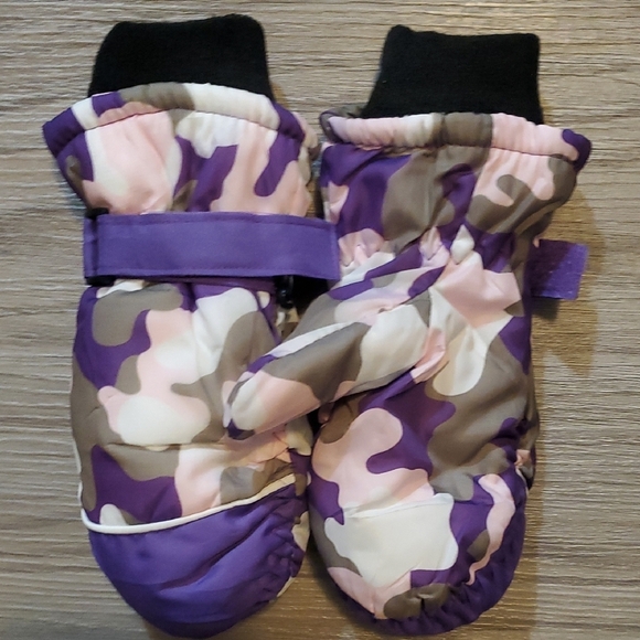 Kids Camouflage Mittens - Purple and Pink - Picture 1 of 2